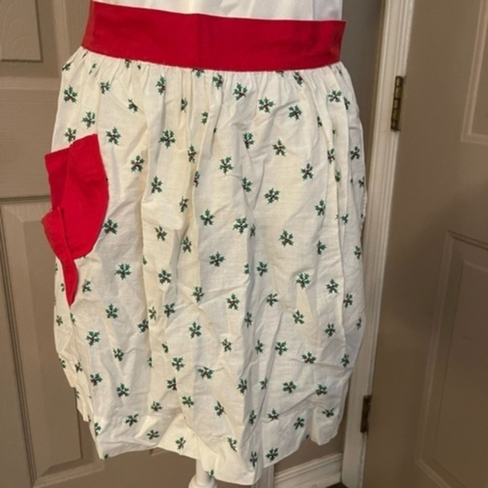 Vintage handmade Christmas holly berry apron with pockets.